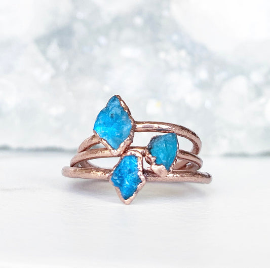 Dainty Apatite Crystal Ring, Delicate Crystal Jewelry, Tiny Stone Ring, Small Copper Stacking Ring, Raw Apatite Ring, Raw Blue Crystal Ring