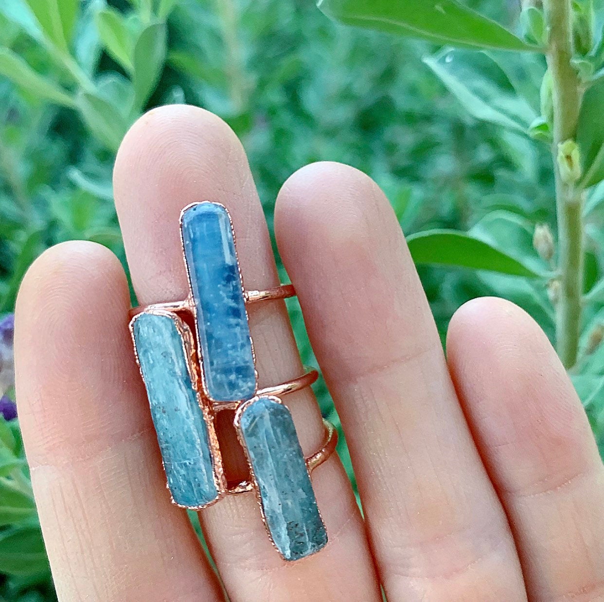 Blue Kyanite Ring, Taurus Birthstone Ring, Kyanite Blade Ring, Raw Kyanite Jewelry, Blue Crystal Statement Ring, Healing Copper Ring