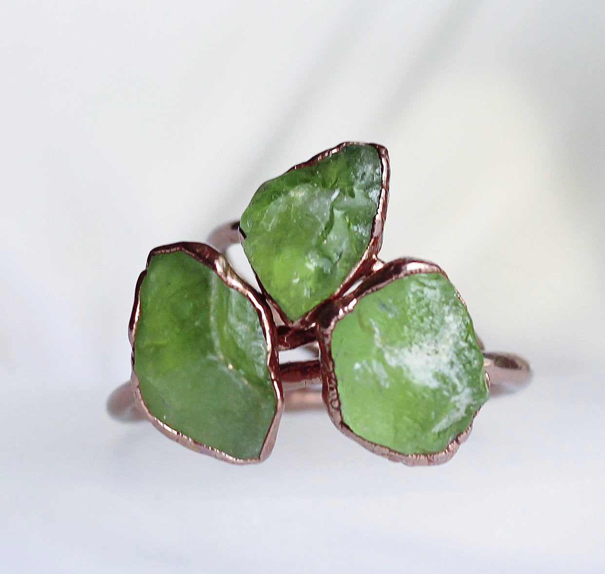 Raw Peridot Ring, Birthstone Jewelry, August Birthstone Ring, Green Crystal Ring, Peridot Stone Ring, Copper Crystal Ring, Natural Stone