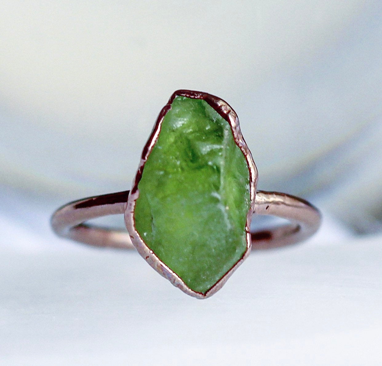Raw Peridot Ring, Birthstone Jewelry, August Birthstone Ring, Green Crystal Ring, Peridot Stone Ring, Copper Crystal Ring, Natural Stone