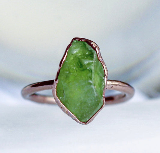 Raw Peridot Ring, Birthstone Jewelry, August  Birthstone Ring, Green Crystal Ring, Peridot Stone Ring, Copper Crystal Ring, Natural Stone