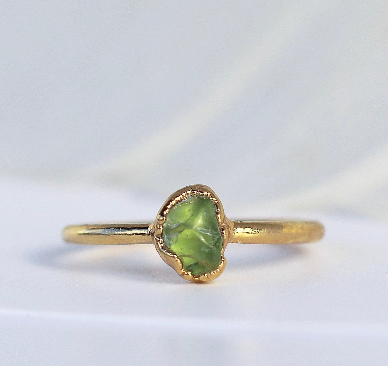 Raw Peridot Ring in Gold, August Birthstone Gold Ring, Raw Green Stone Ring, August Birthstone Gift, August Gift for Her, Birthstone Crystal
