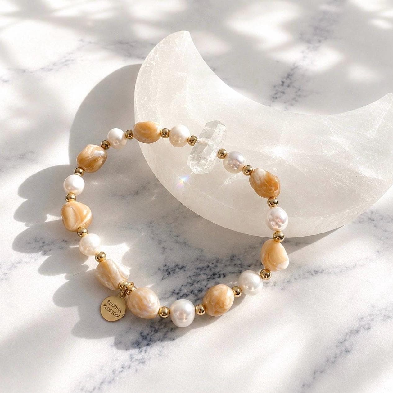 Pearl Seashell Bracelet with Crystal Quartz, Pearl and Crystal Jewelry, Trochus Shell Jewelry, Pearl Stretchy Bracelet, Beachy Boho Bracelet
