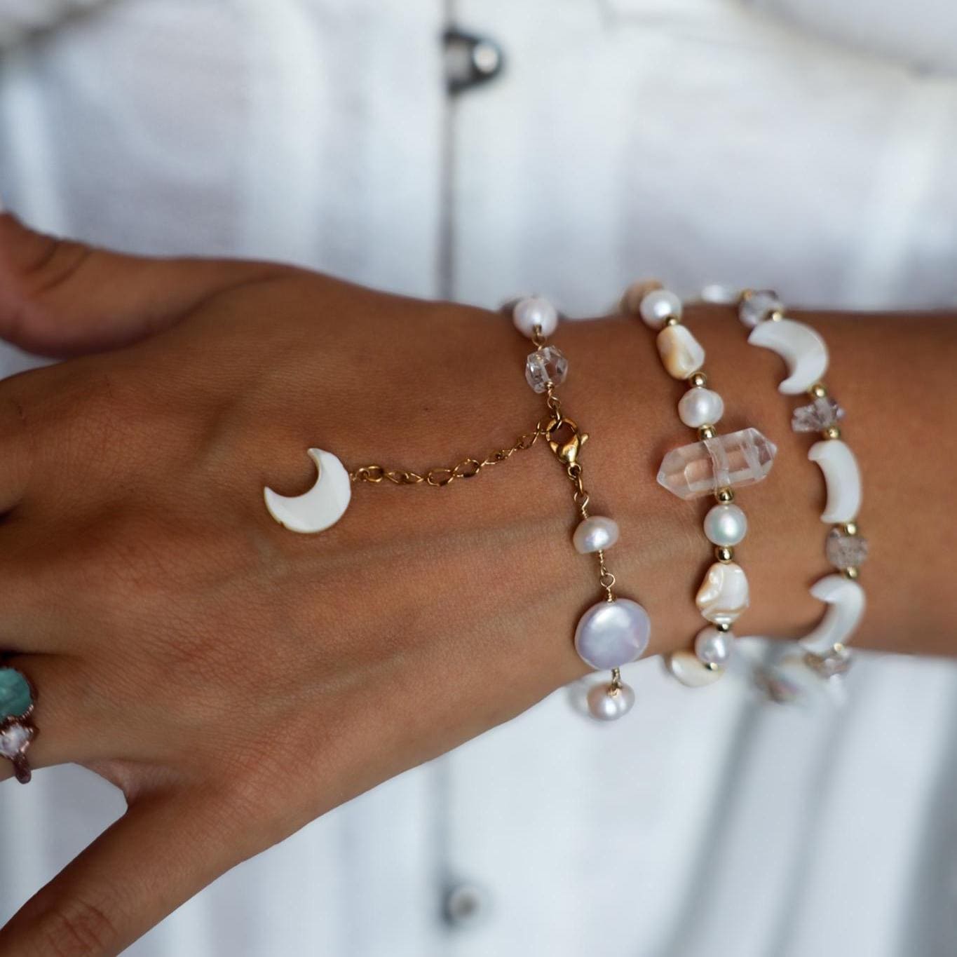 Pearl Seashell Bracelet with Crystal Quartz, Pearl and Crystal Jewelry, Trochus Shell Jewelry, Pearl Stretchy Bracelet, Beachy Boho Bracelet