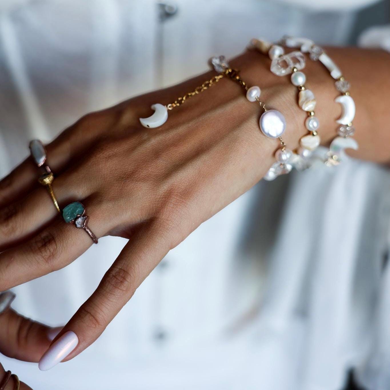 Pearl Seashell Bracelet with Crystal Quartz, Pearl and Crystal Jewelry, Trochus Shell Jewelry, Pearl Stretchy Bracelet, Beachy Boho Bracelet