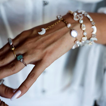 Pearl Seashell Bracelet with Crystal Quartz, Pearl and Crystal Jewelry, Trochus Shell Jewelry, Pearl Stretchy Bracelet, Beachy Boho Bracelet