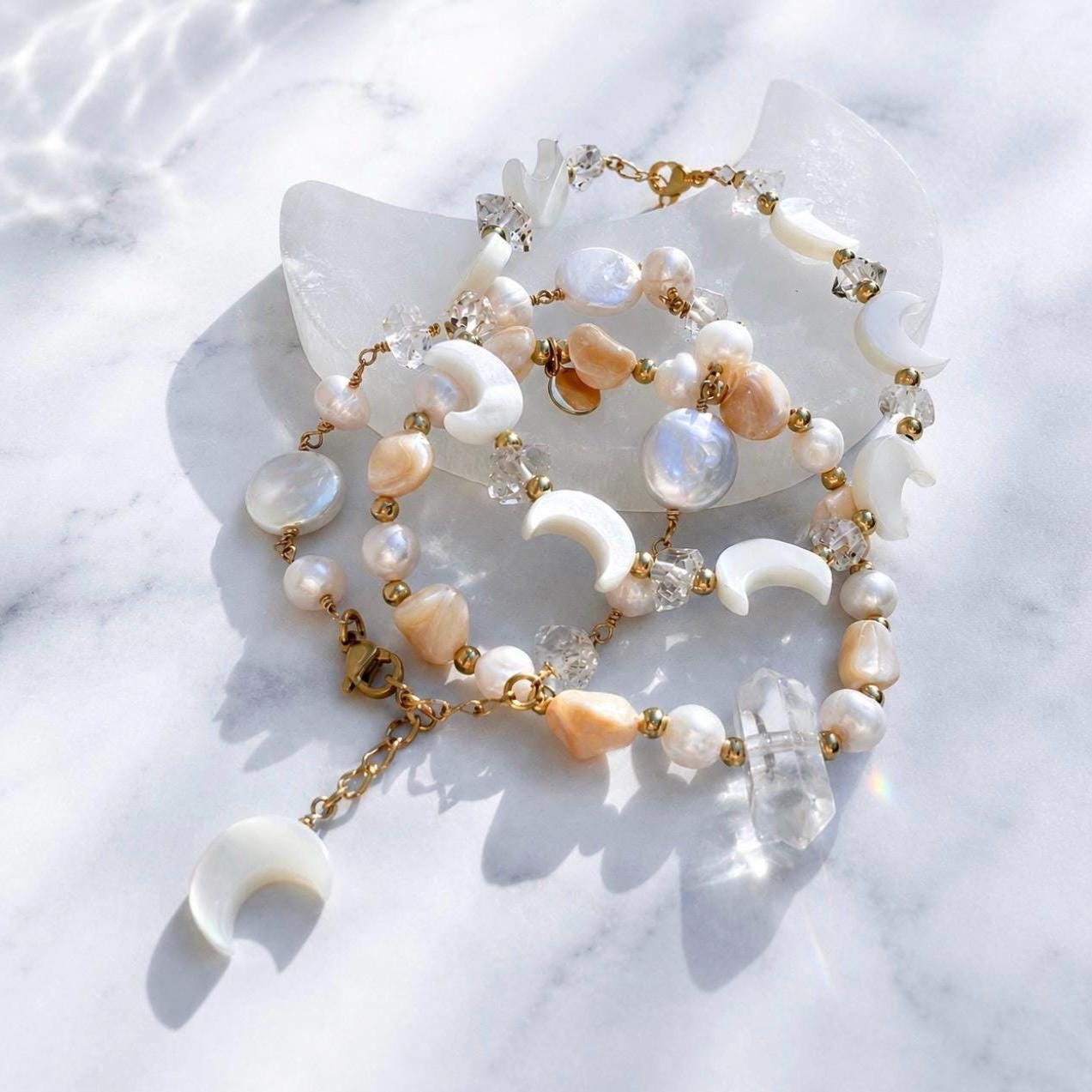 Pearl Seashell Bracelet with Crystal Quartz, Pearl and Crystal Jewelry, Trochus Shell Jewelry, Pearl Stretchy Bracelet, Beachy Boho Bracelet