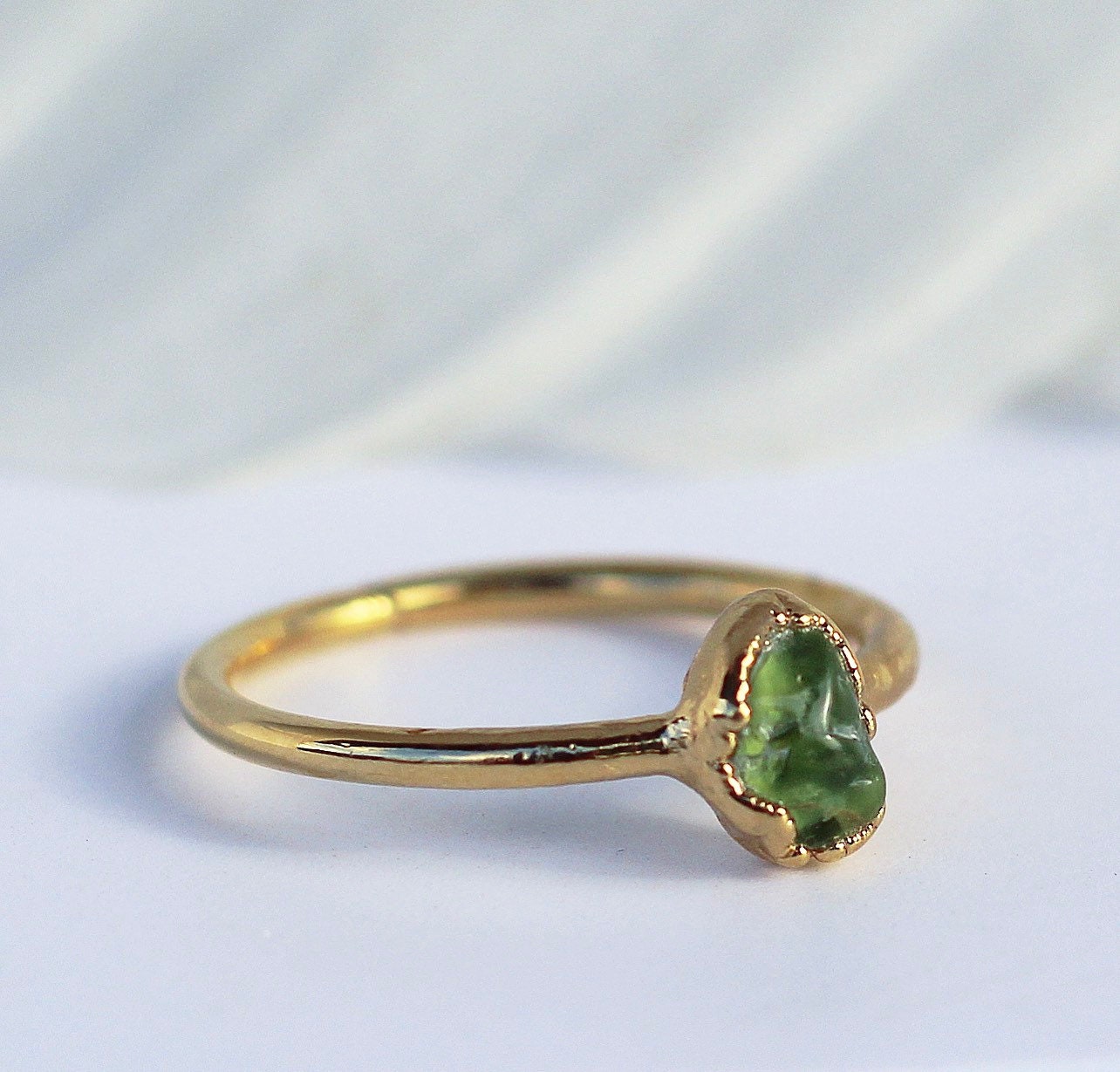 Raw Peridot Ring in Gold, August Birthstone Gold Ring, Raw Green Stone Ring, August Birthstone Gift, August Gift for Her, Birthstone Crystal