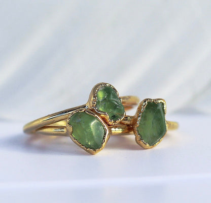 Raw Peridot Ring in Gold, August Birthstone Gold Ring, Raw Green Stone Ring, August Birthstone Gift, August Gift for Her, Birthstone Crystal